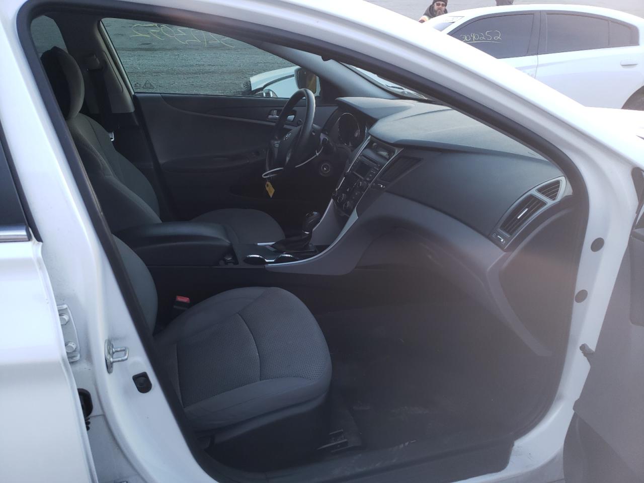 Photo 5 from auction – 2014 HYUNDAI SONATA GLS with VIN 5NPEB4AC2EH916379