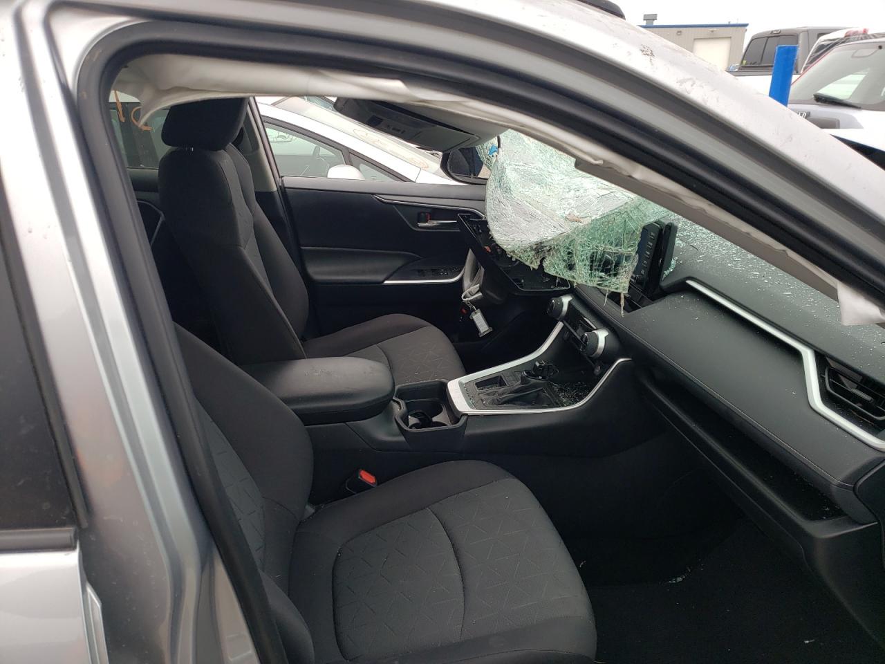 Photo 5 from auction – 2020 TOYOTA RAV4 XLE with VIN 2T3W1RFV1LC052575