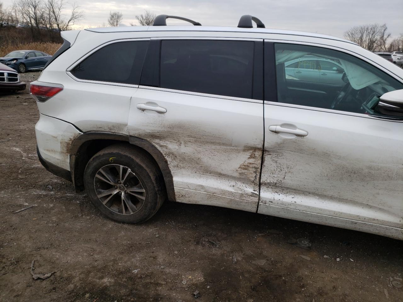 Photo 9 from auction – 2016 TOYOTA HIGHLANDER with VIN 5TDJKRFH3GS267818