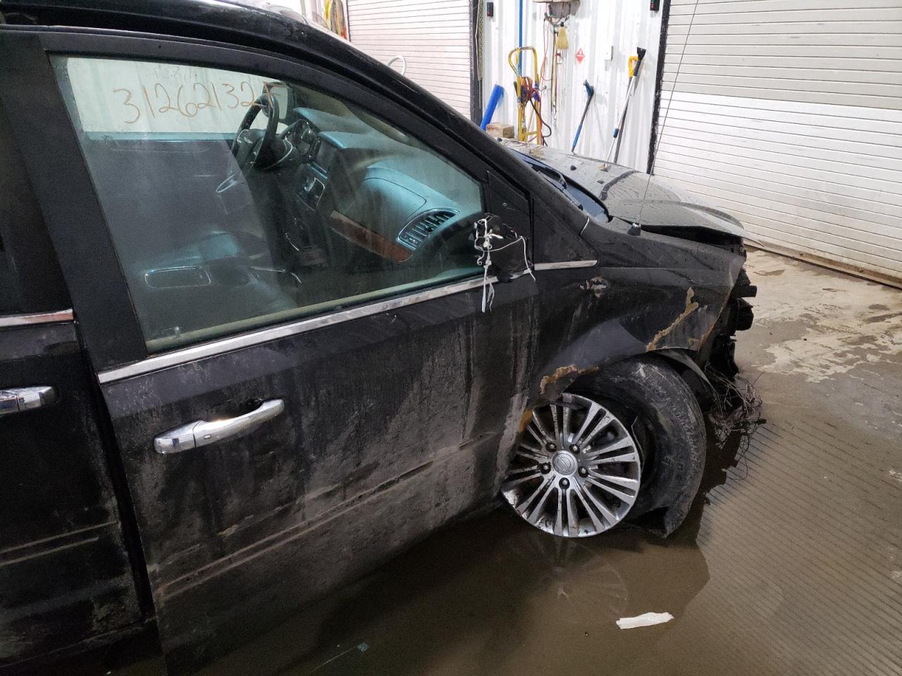 Photo 9 from auction – 2015 CHRYSLER TOWN & COU with VIN 2C4RC1CG7FR521311