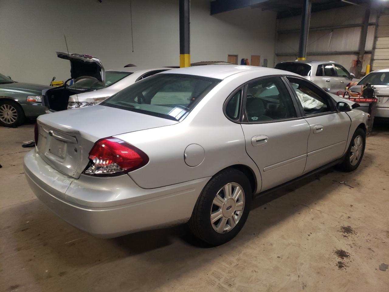 Photo 4 from auction – 2005 FORD TAURUS SEL with VIN 1FAFP56U05A185137