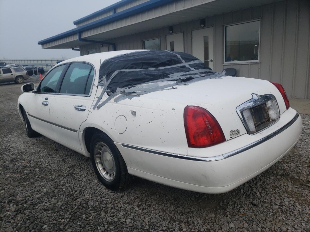 Photo 3 from auction – 2000 LINCOLN TOWN CAR E with VIN 1LNHM81W5YY837862