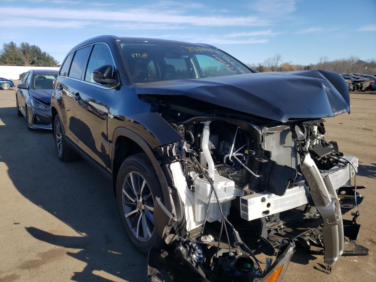 TOYOTA HIGHLANDER 2019 with VIN 5TDJZRFH0KS629933 - Photo from auction
