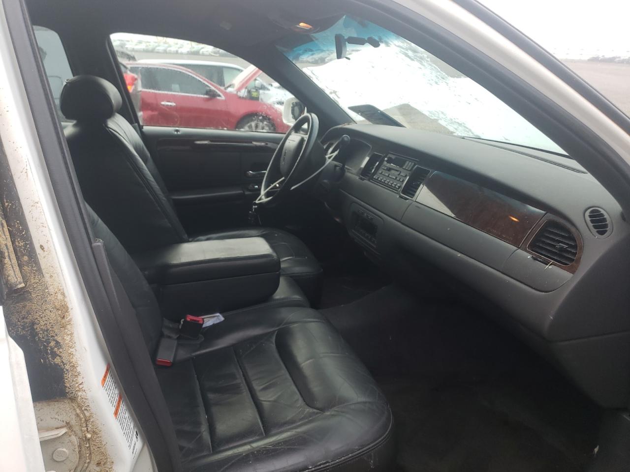 Photo 5 from auction – 2000 LINCOLN TOWN CAR E with VIN 1LNHM81W5YY837862