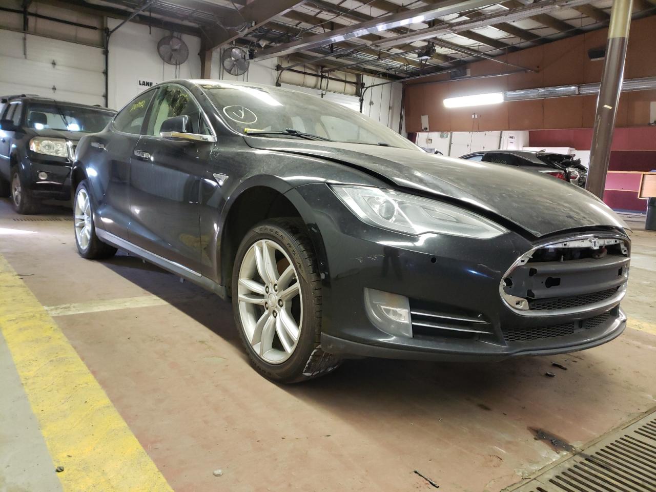 TESLA  2015 with VIN 5YJSA1H13FFP74536 - Photo from auction