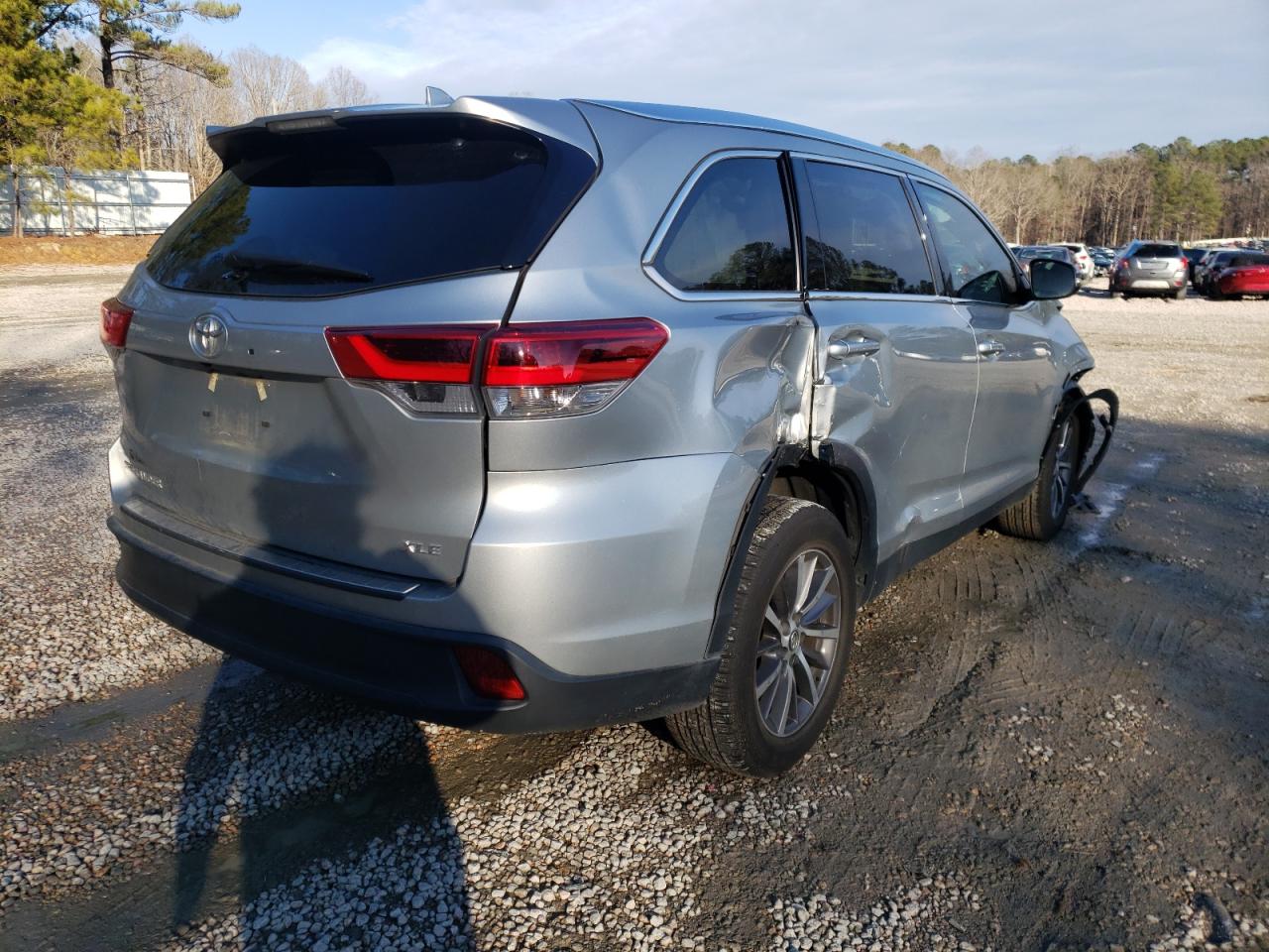 Photo 4 from auction – 2019 TOYOTA HIGHLANDER with VIN 5TDKZRFH8KS561689