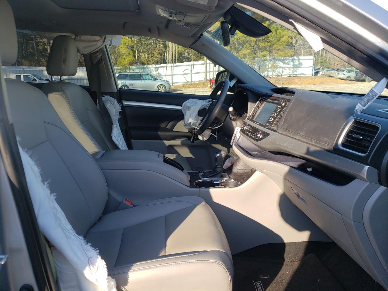 Photo 5 from auction – 2019 TOYOTA HIGHLANDER with VIN 5TDKZRFH8KS561689