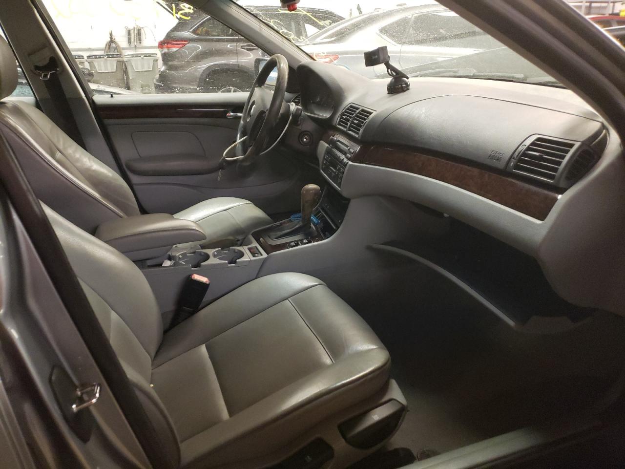 Photo 5 from auction – 2005 BMW 325 I with VIN WBAEV33425KX11912
