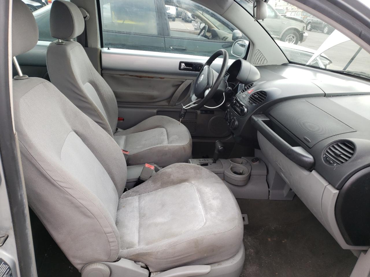 Photo 5 from auction – 2005 VOLKSWAGEN BEETLE with VIN 3VWBK31C35M400357