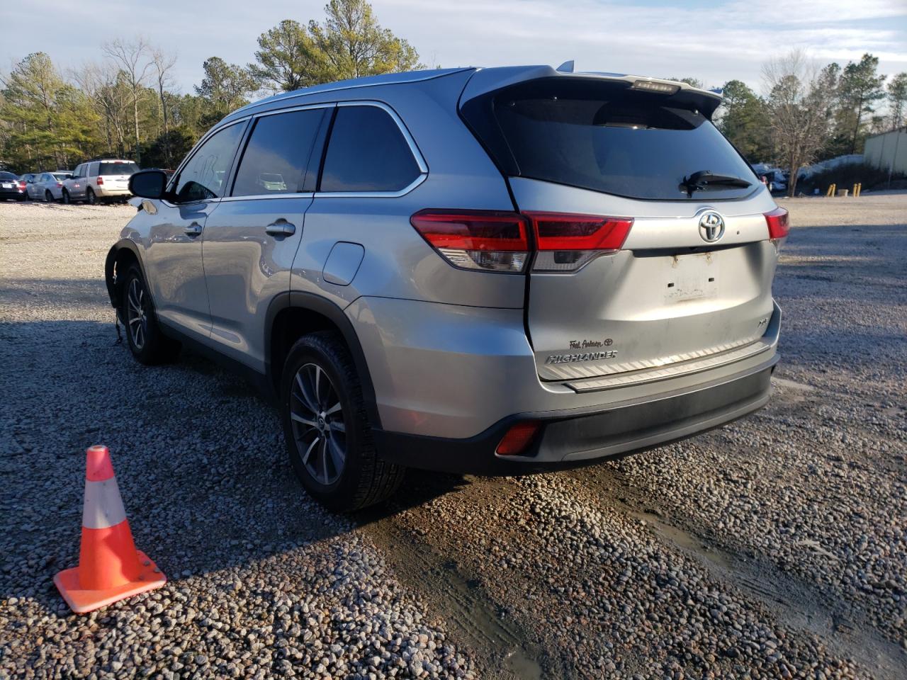 Photo 3 from auction – 2019 TOYOTA HIGHLANDER with VIN 5TDKZRFH8KS561689