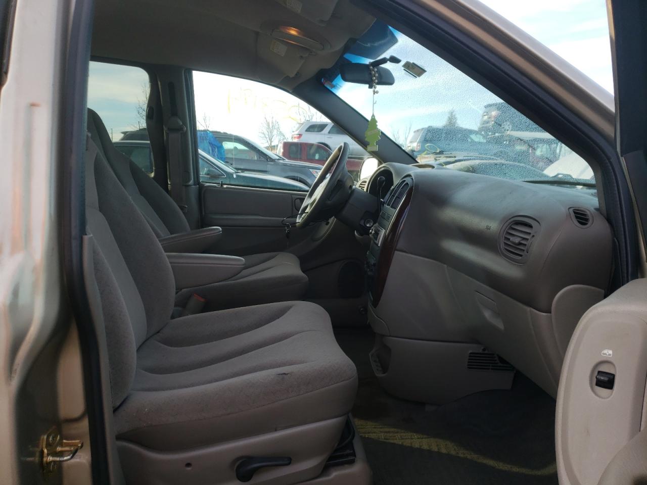 Photo 5 from auction – 2002 CHRYSLER TOWN & COU with VIN 2C4GP44392R627083