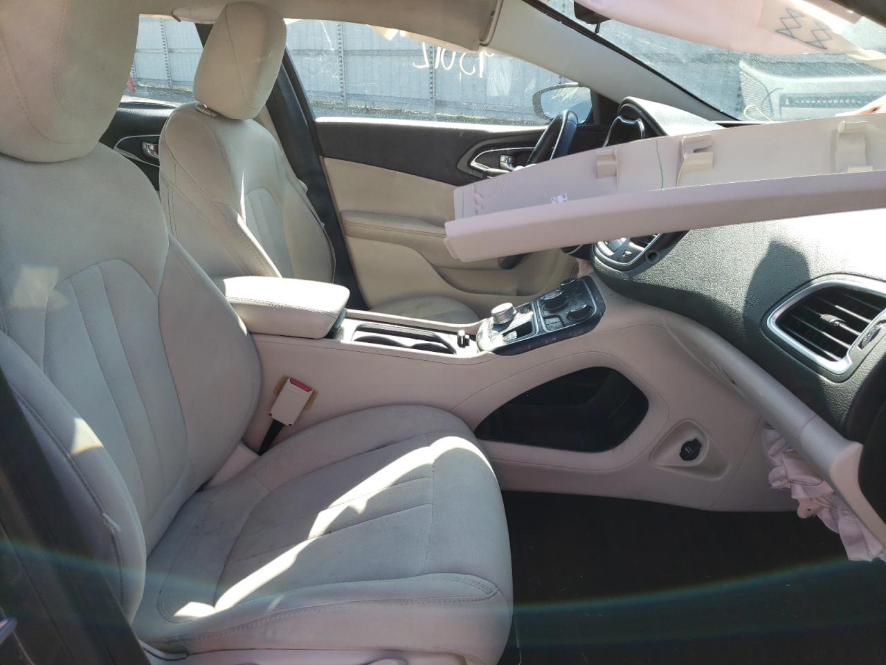 Photo 5 from auction – 2015 CHRYSLER 200 LIMITE with VIN 1C3CCCAB5FN598849