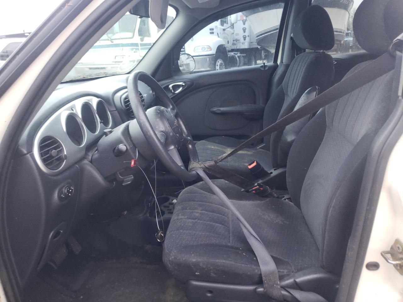 Photo 5 from auction – 2005 CHRYSLER PT CRUISER with VIN 3C4FY58B95T593082