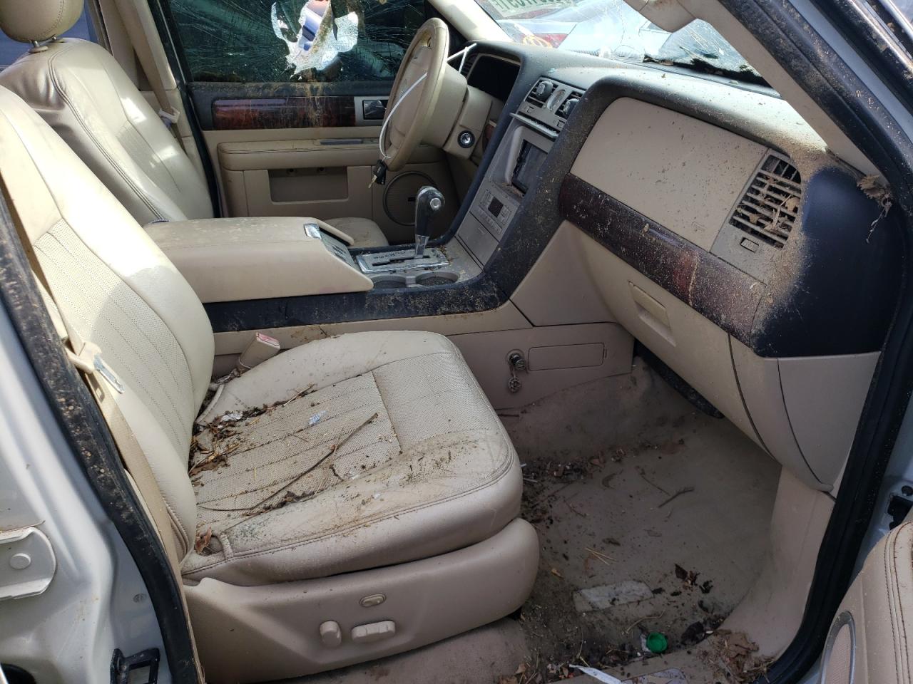 Photo 5 from auction – 2006 LINCOLN NAVIGATOR with VIN 5LMFU28526LJ21817