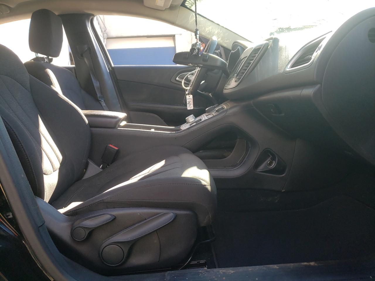 Photo 5 from auction – 2015 CHRYSLER 200 LIMITE with VIN 1C3CCCAB4FN735151