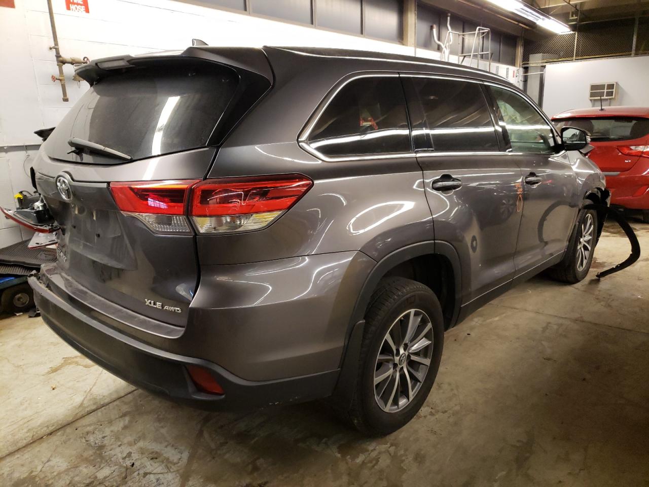 Photo 4 from auction – 2019 TOYOTA HIGHLANDER with VIN 5TDJZRFH6KS592466