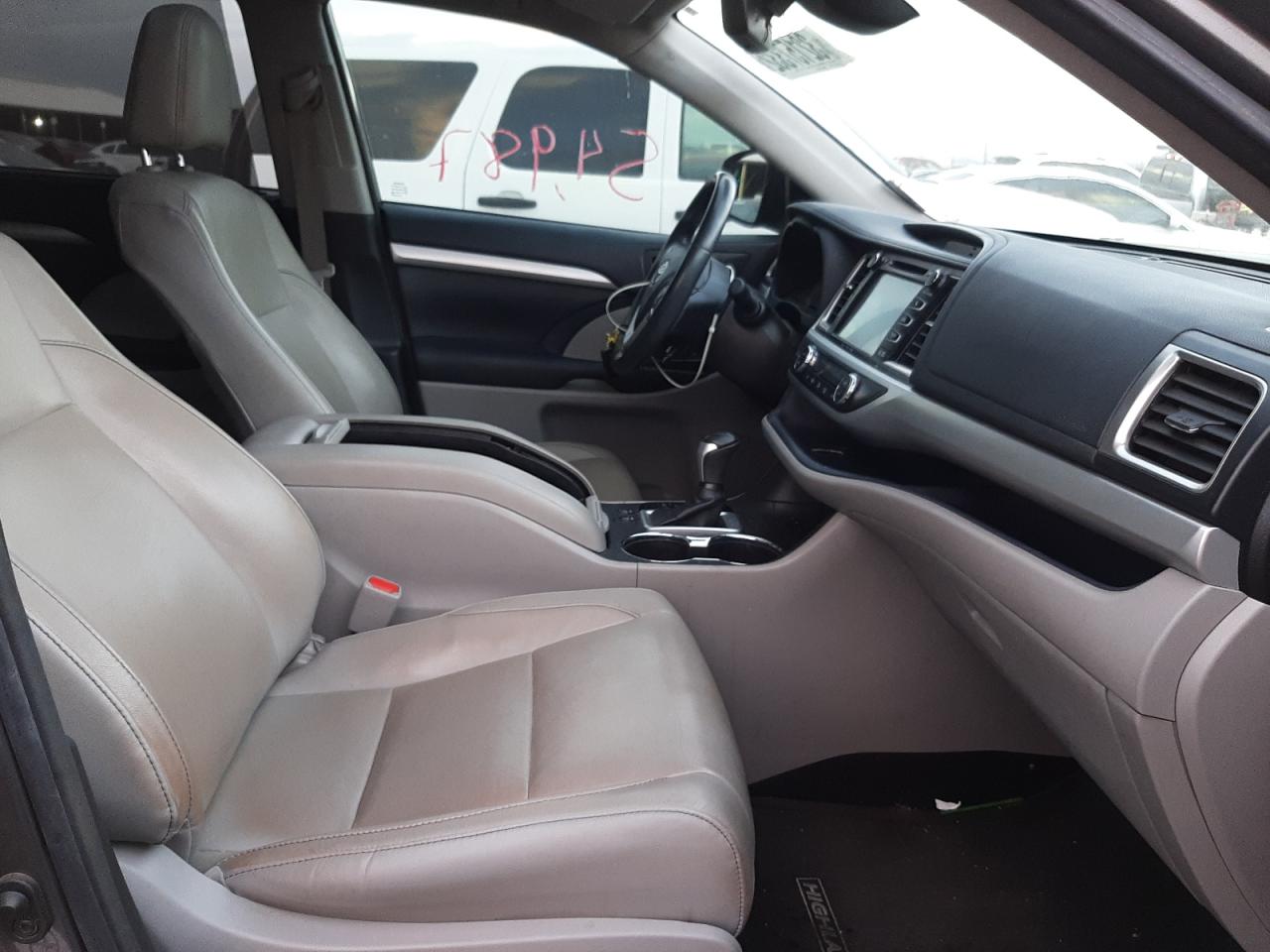 Photo 5 from auction – 2018 TOYOTA HIGHLANDER with VIN 5TDKZRFH9JS528943