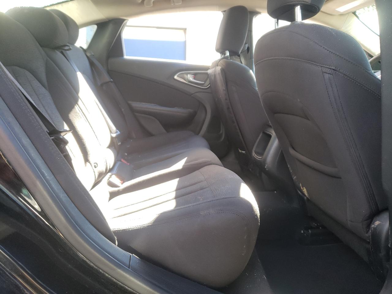 Photo 6 from auction – 2015 CHRYSLER 200 LIMITE with VIN 1C3CCCAB4FN735151