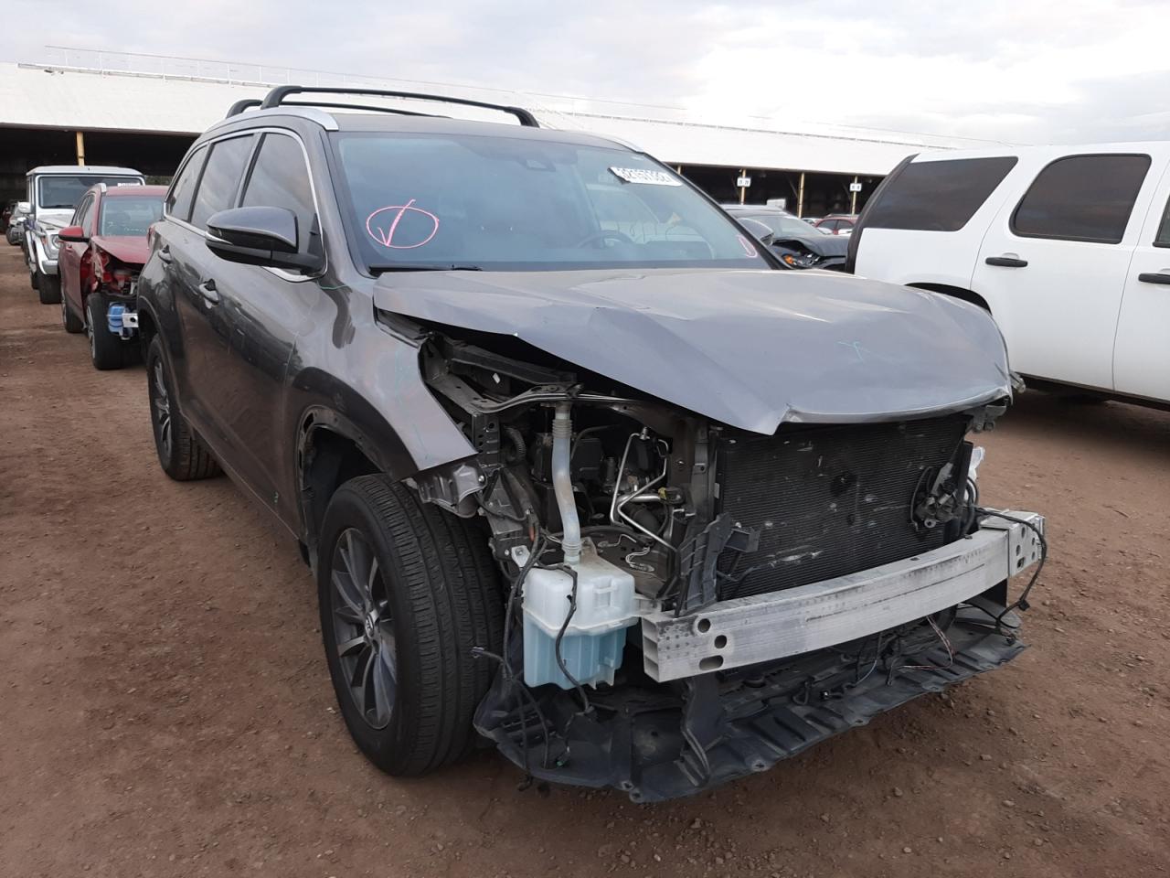 TOYOTA HIGHLANDER 2018 with VIN 5TDKZRFH9JS528943 - Photo from auction