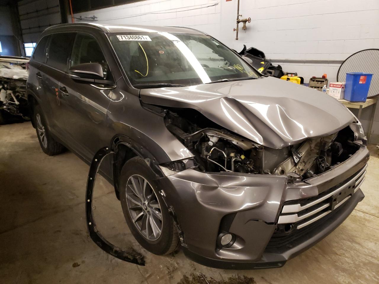TOYOTA HIGHLANDER 2019 with VIN 5TDJZRFH6KS592466 - Photo from auction
