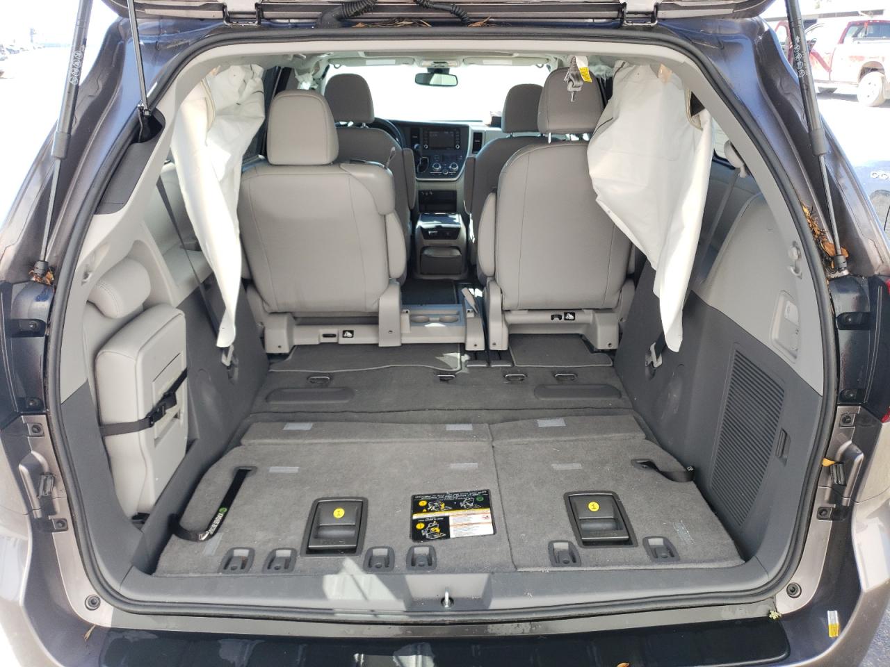 Photo 9 from auction – 2020 TOYOTA SIENNA XLE with VIN 5TDYZ3DC0LS074132