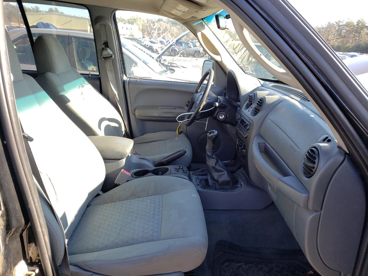 Photo 5 from auction – 2005 JEEP LIBERTY SP with VIN 1J4GL48K05W672089