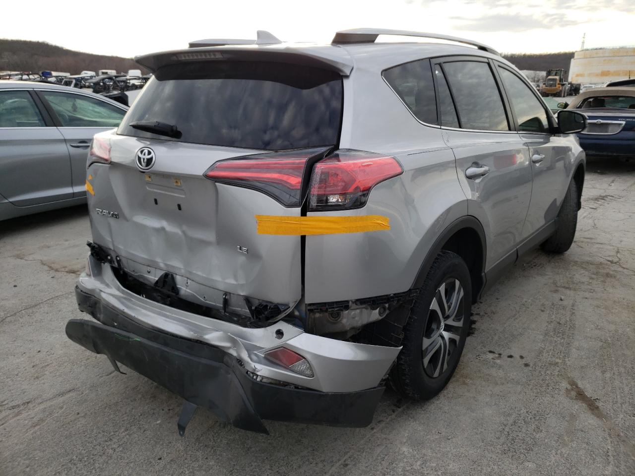 Photo 4 from auction – 2018 TOYOTA RAV4 LE with VIN JTMZFREV5JJ203203