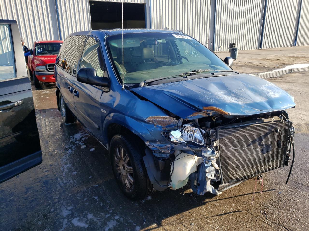 Photo 1 from auction – 2005 CHRYSLER TOWN & COU with VIN 1C4GP45R05B253632