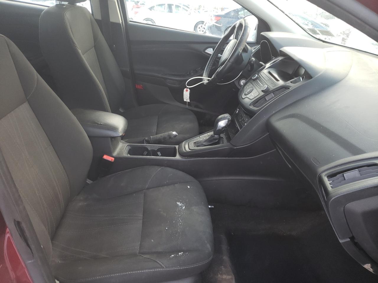 Zdjęcie 5 z aukcji – 2017 FORD FOCUS SE z VIN 1FADP3K24HL335839