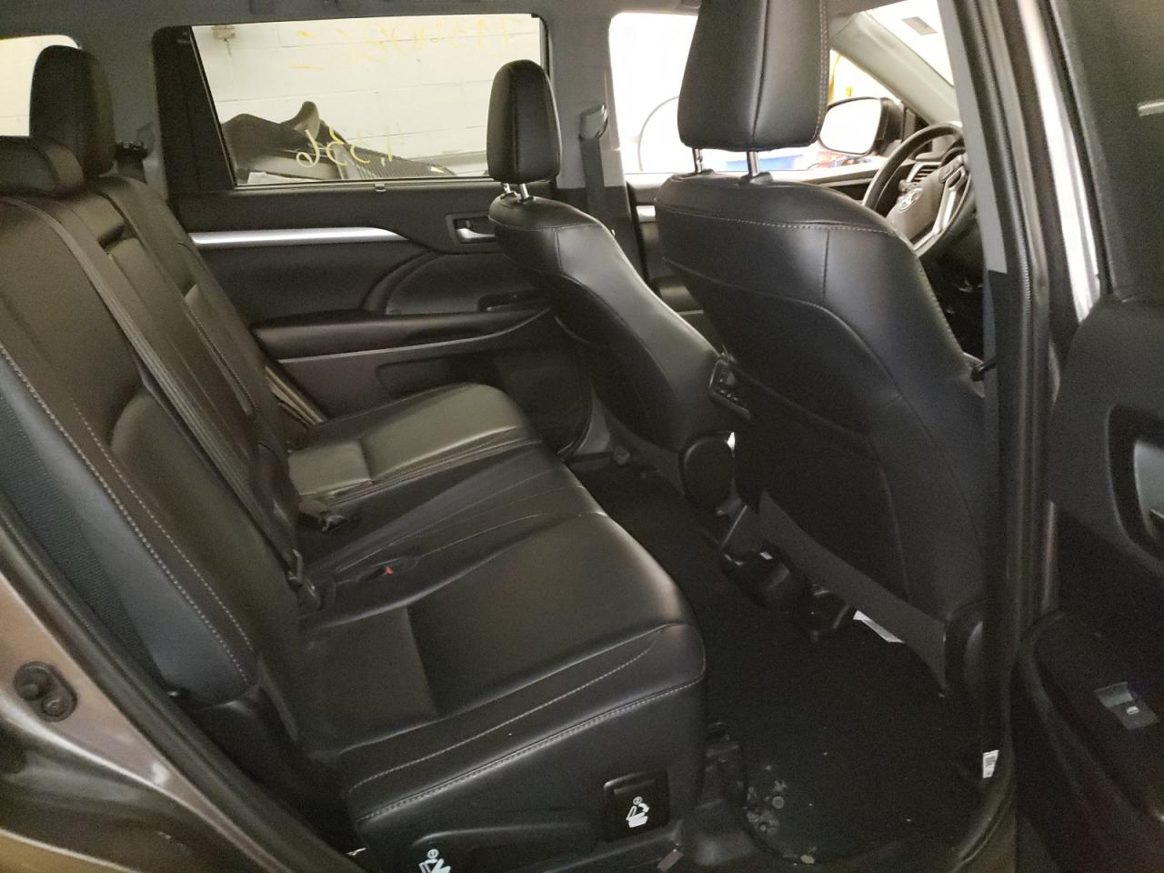 Photo 6 from auction – 2019 TOYOTA HIGHLANDER with VIN 5TDJZRFH6KS592466
