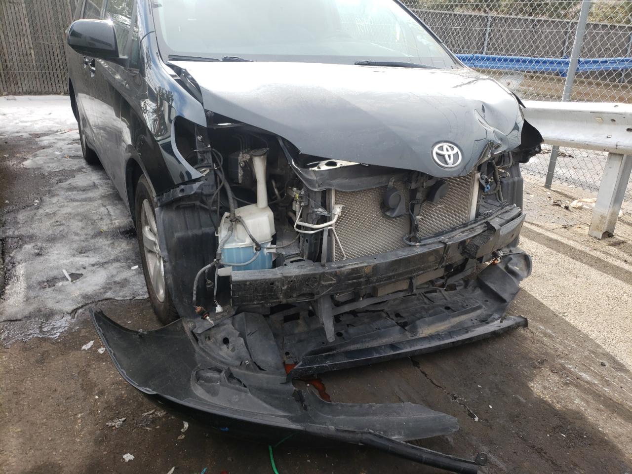 Photo 9 from auction – 2015 TOYOTA SIENNA LE with VIN 5TDKK3DC4FS575748