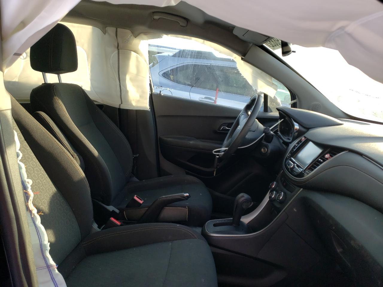 Photo 5 from auction – 2017 CHEVROLET TRAX LS with VIN 3GNCJKSB5HL282307