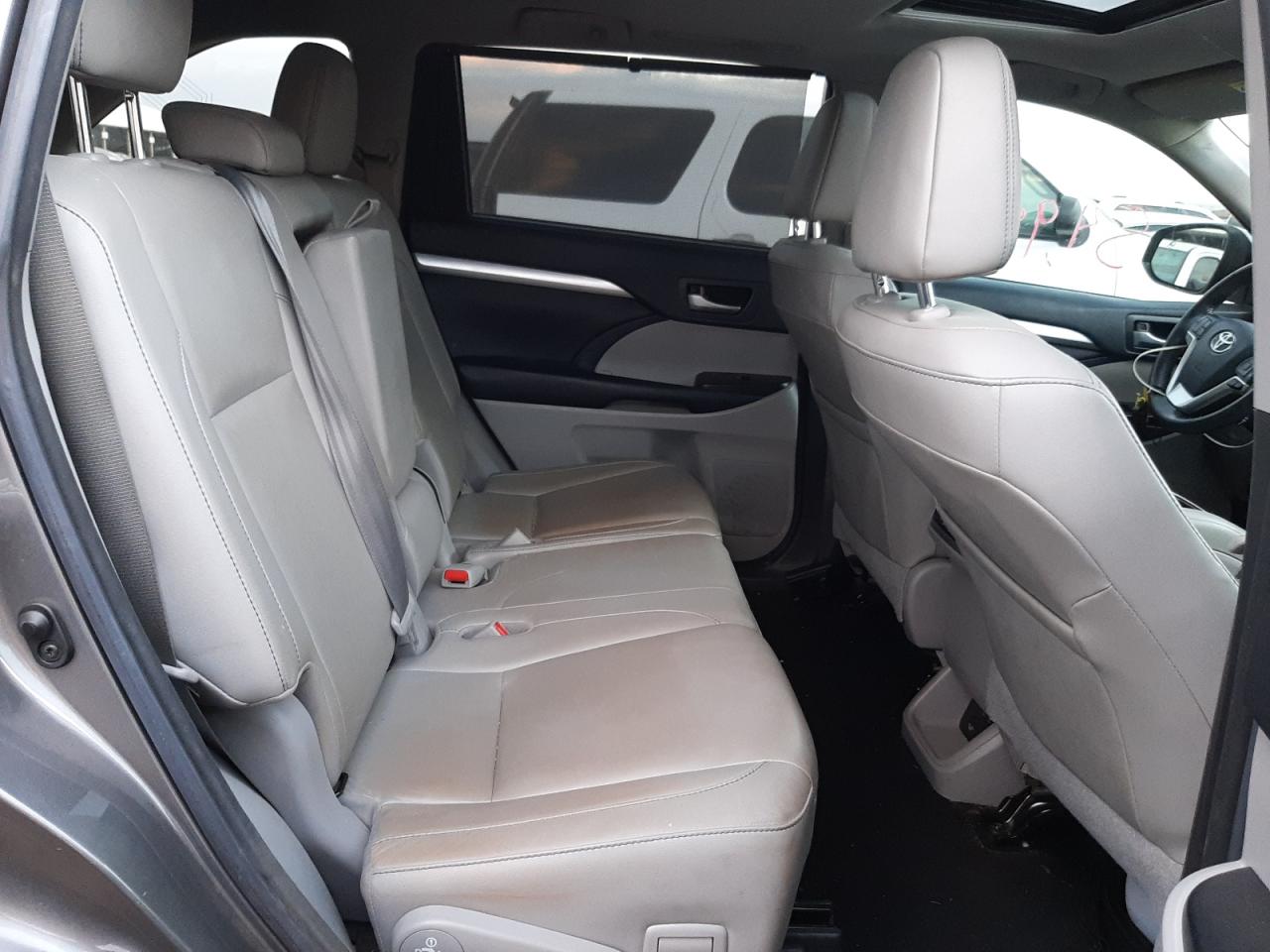 Photo 6 from auction – 2018 TOYOTA HIGHLANDER with VIN 5TDKZRFH9JS528943