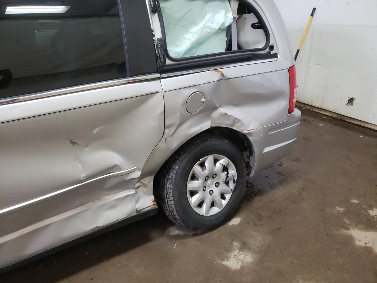Photo 9 from auction – 2009 CHRYSLER TOWN & COU with VIN 2A8HR44E99R526869