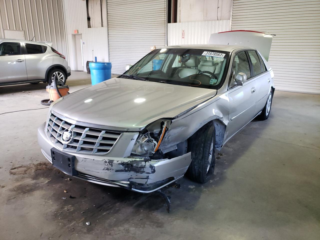 Photo 2 from auction – 2007 CADILLAC DTS with VIN 1G6KD57YX7U172127