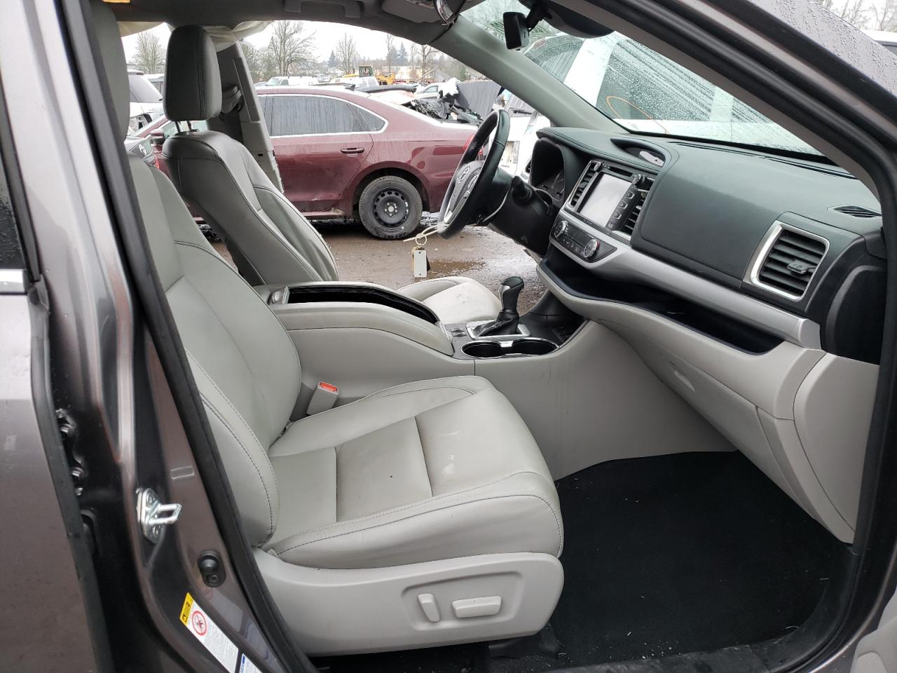 Photo 5 from auction – 2018 TOYOTA HIGHLANDER with VIN 5TDJZRFH2JS528536