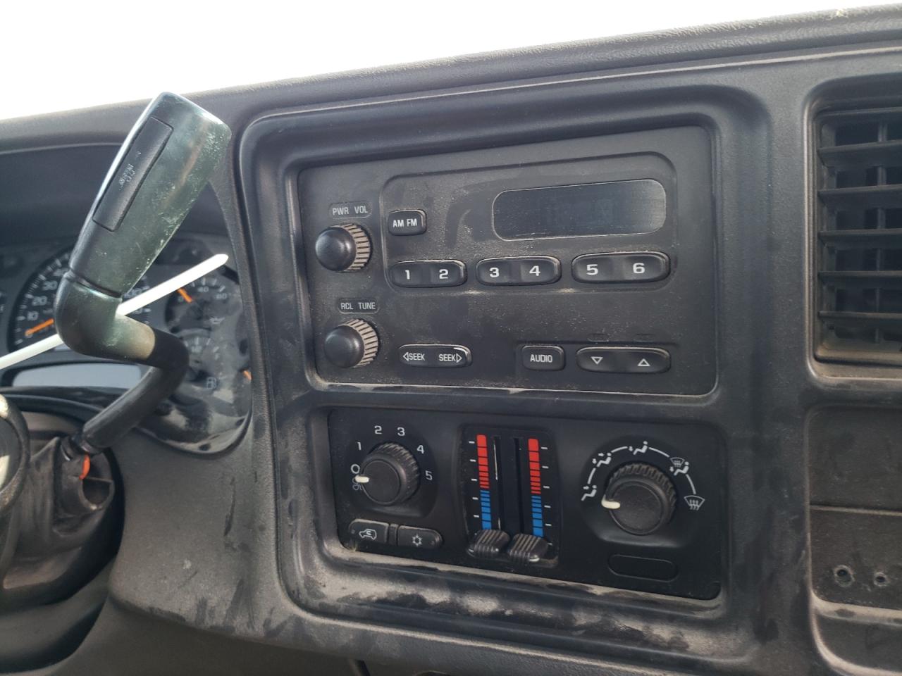 Photo 9 from auction – 2003 GMC NEW SIERRA with VIN 1GTEC14X63Z296586