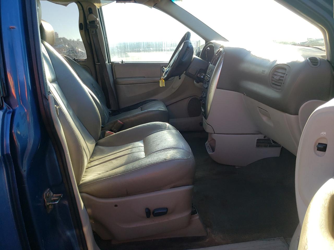 Photo 5 from auction – 2005 CHRYSLER TOWN & COU with VIN 1C4GP45R05B253632