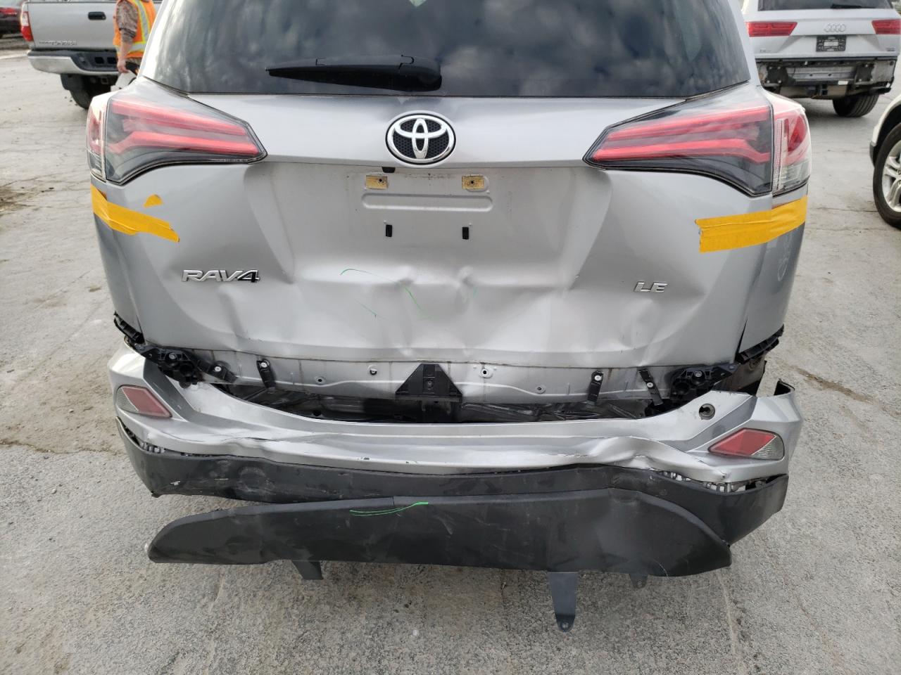 Photo 9 from auction – 2018 TOYOTA RAV4 LE with VIN JTMZFREV5JJ203203