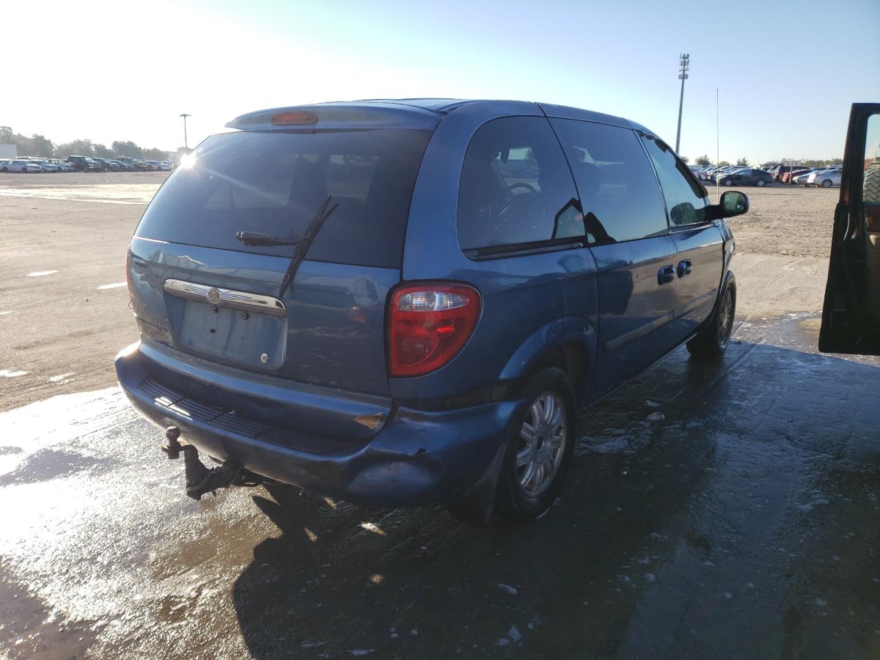 Photo 4 from auction – 2005 CHRYSLER TOWN & COU with VIN 1C4GP45R05B253632