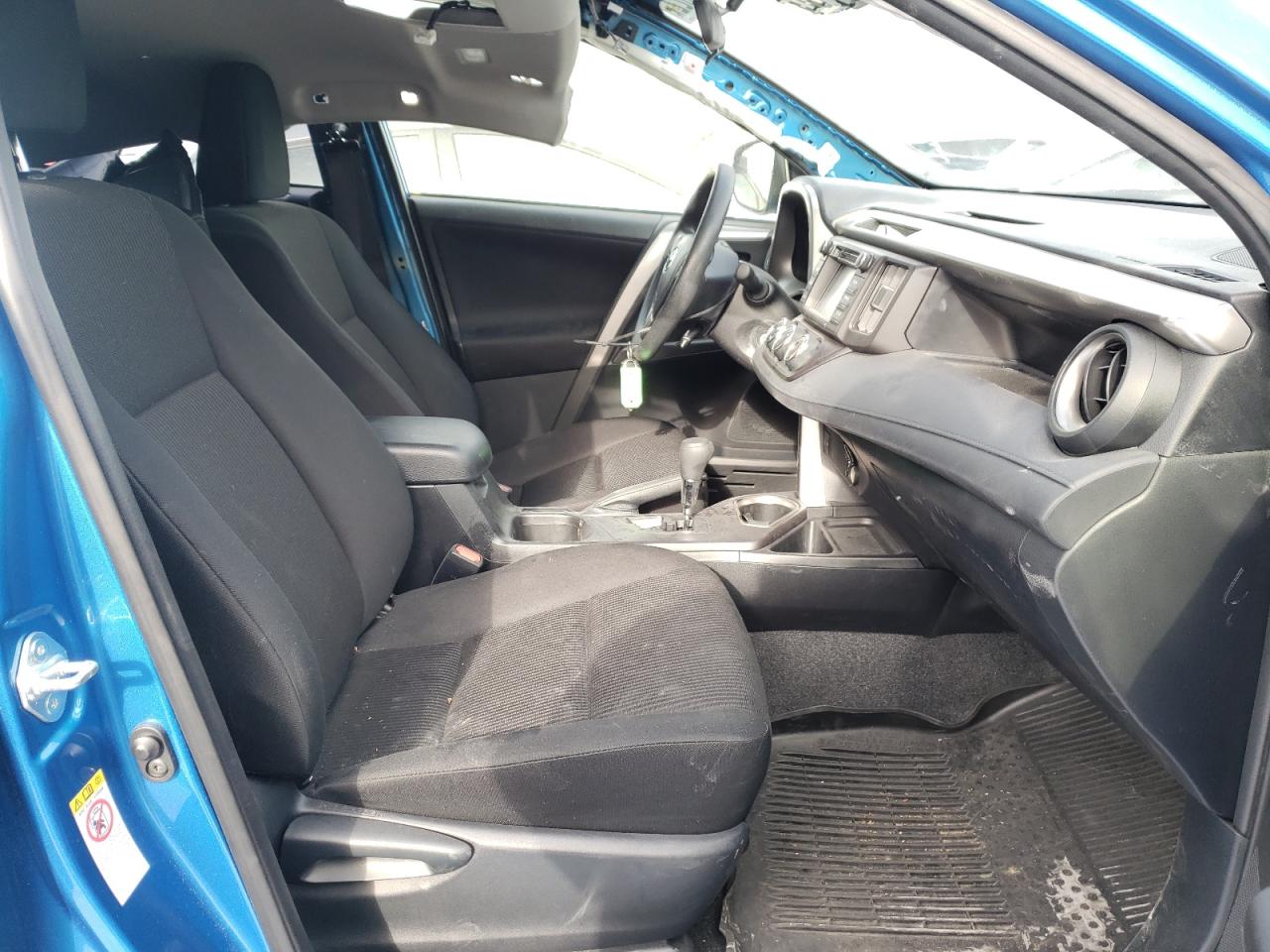 Photo 5 from auction – 2018 TOYOTA RAV4 LE with VIN JTMBFREV6JJ212896
