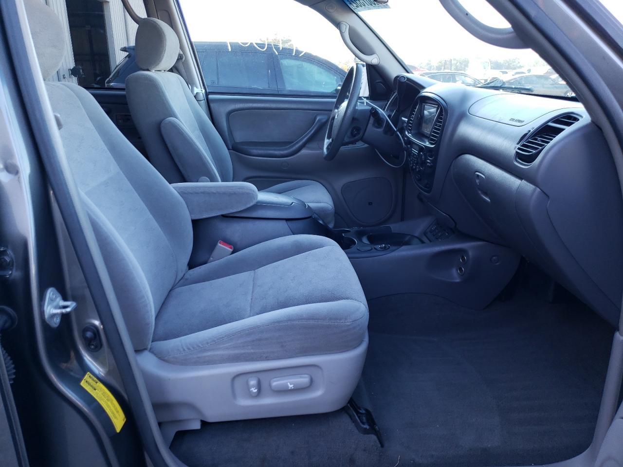 Photo 5 from auction – 2005 TOYOTA SEQUOIA SR with VIN 5TDZT34A05S240964