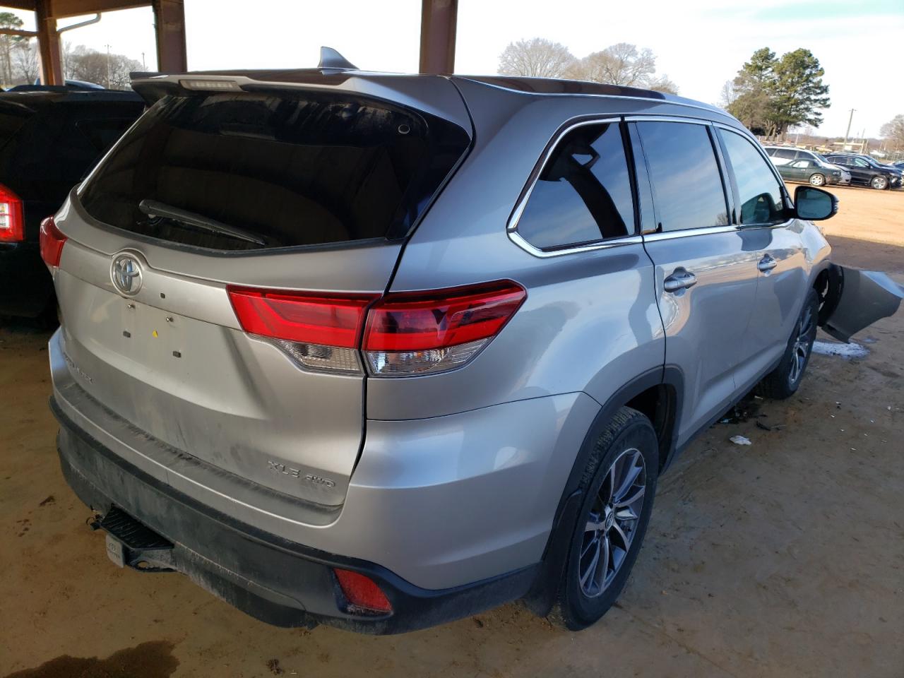 Photo 4 from auction – 2019 TOYOTA HIGHLANDER with VIN 5TDJZRFH6KS926771