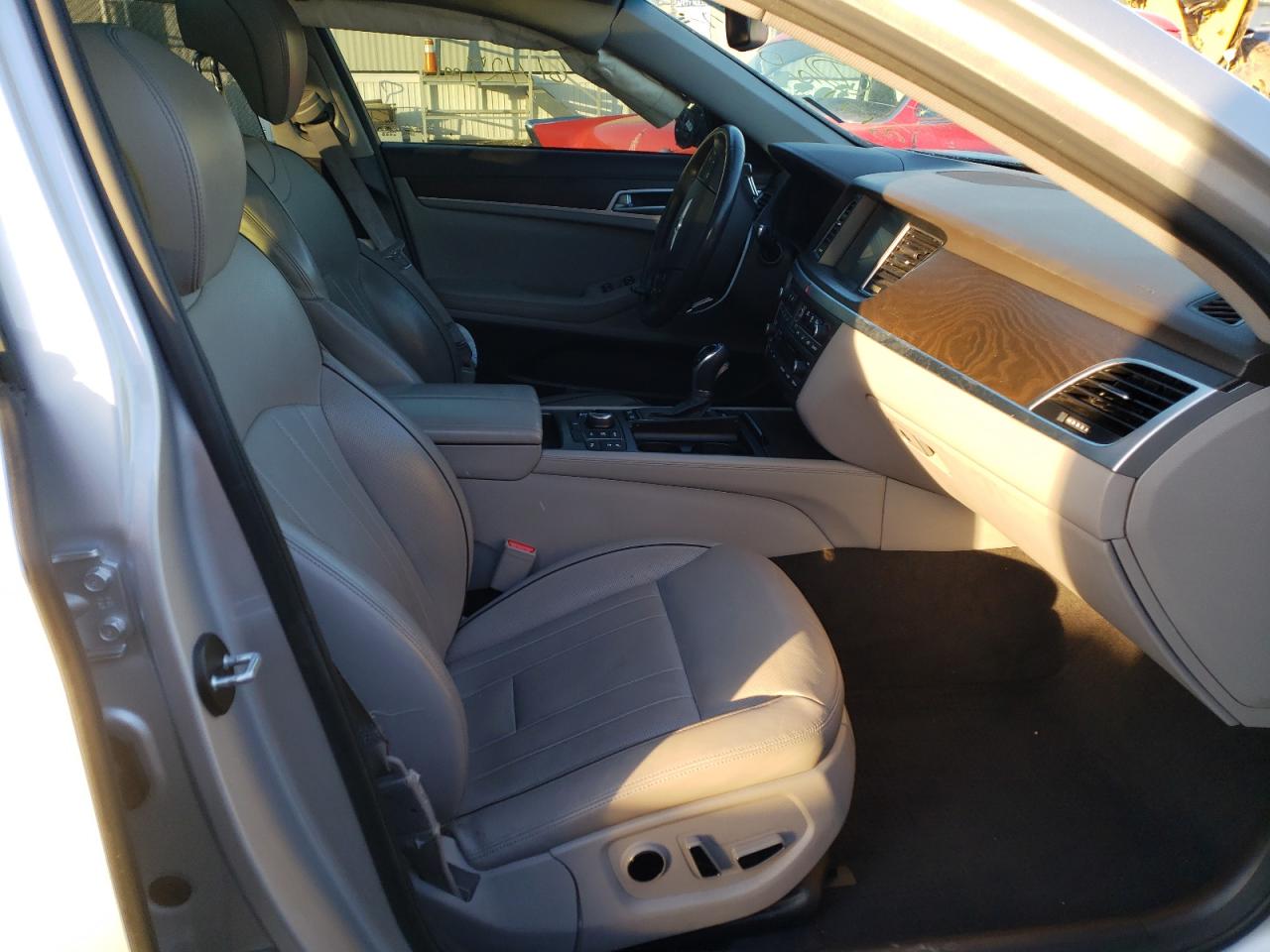Photo 5 from auction – 2016 HYUNDAI GENESIS 3. with VIN KMHGN4JE3GU137160