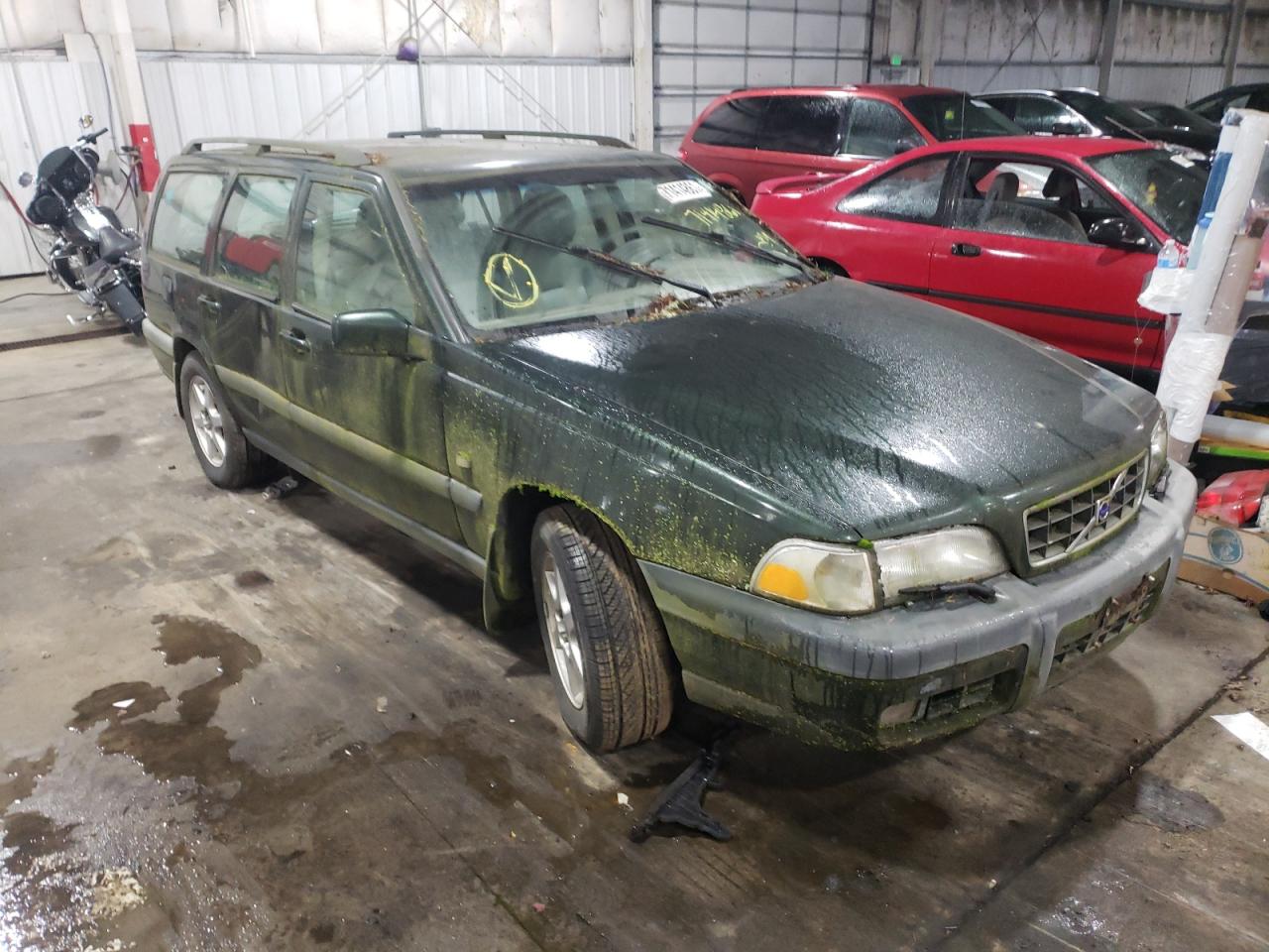 VOLVO V70 1999 with VIN YV1LZ56D8X2541185 - Photo from auction