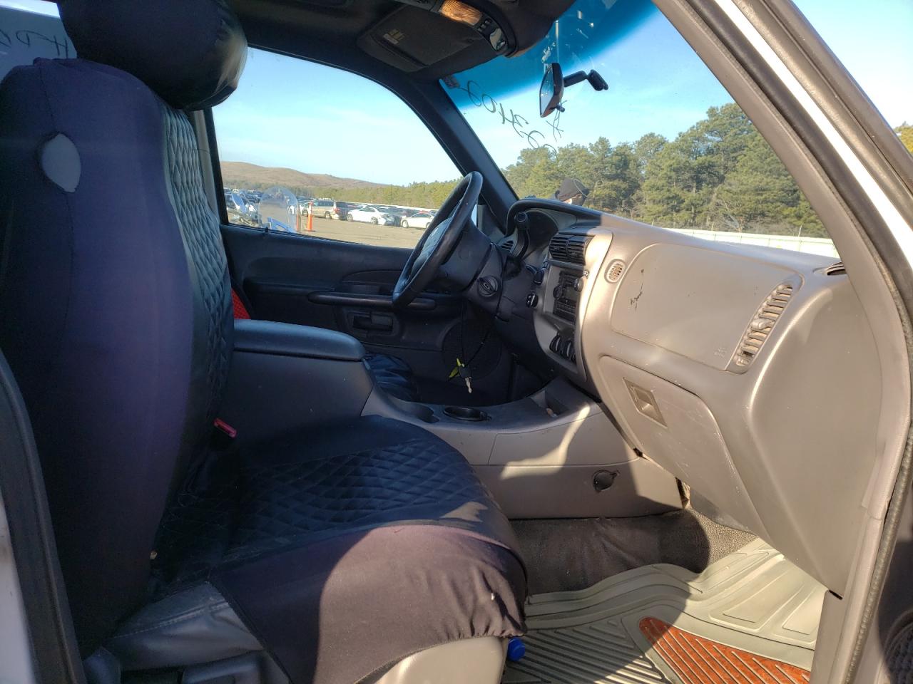 Photo 5 from auction – 2001 FORD EXPLORER S with VIN 1FMZU77E21UA46859