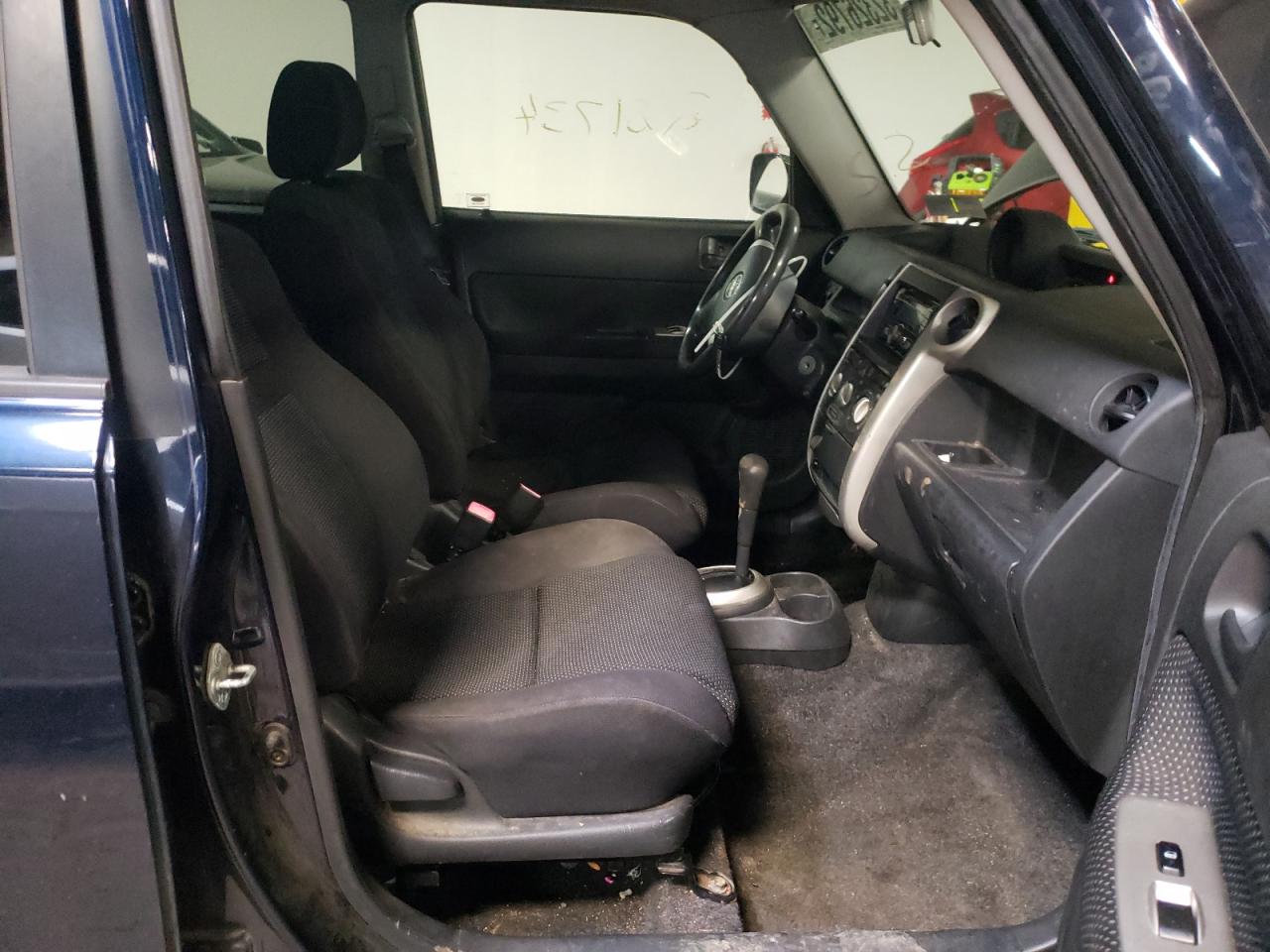 Photo 5 from auction – 2005 SCION XB with VIN JTLKT324450172738