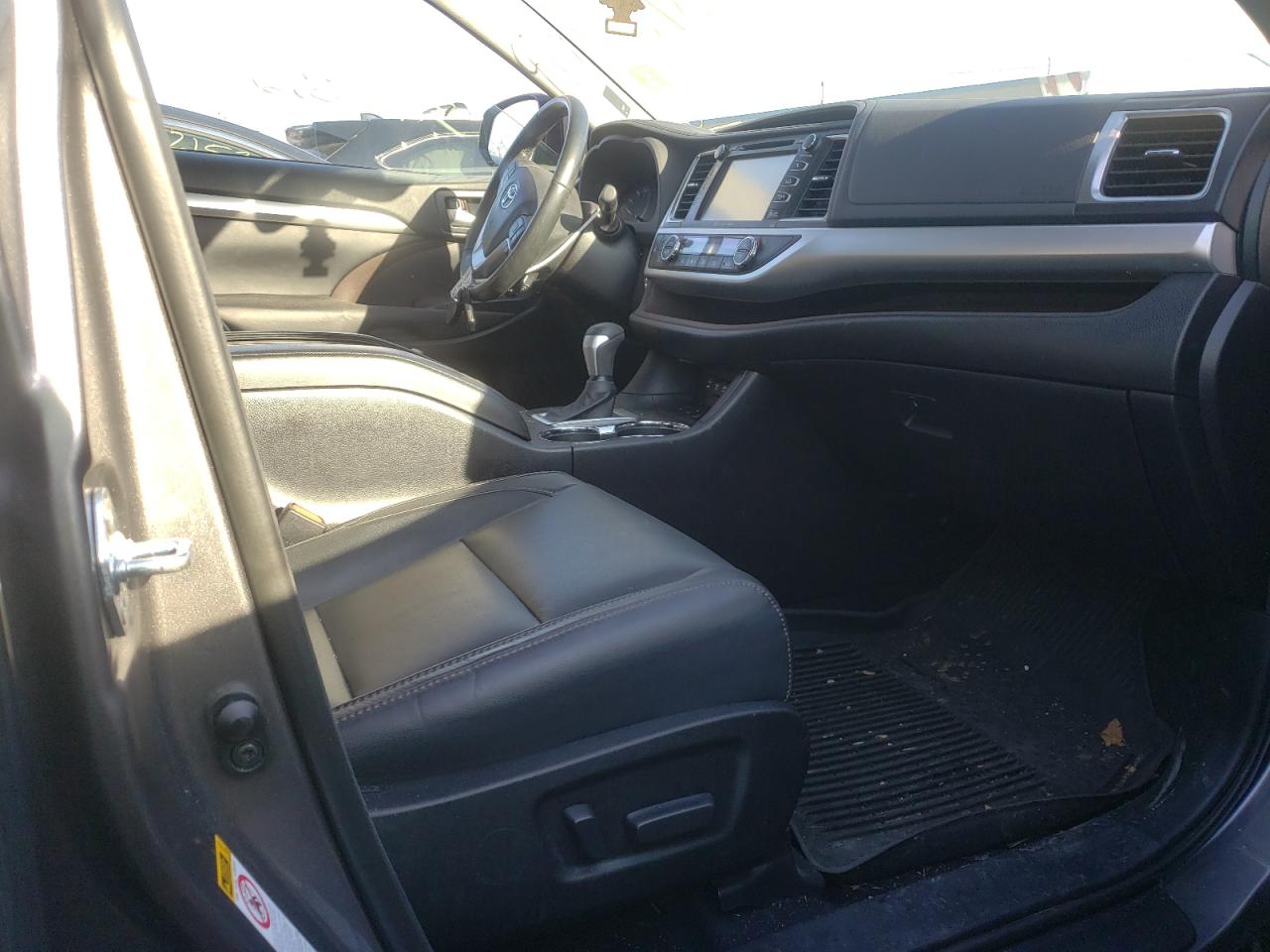Photo 5 from auction – 2017 TOYOTA HIGHLANDER with VIN 5TDJZRFHXHS520761