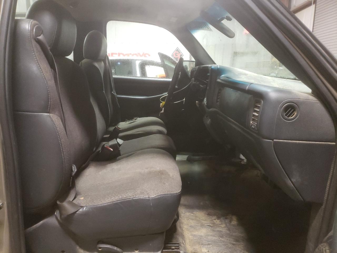Photo 5 from auction – 2000 CHEVROLET SILVERADO with VIN 1GCEK14V0YE353817