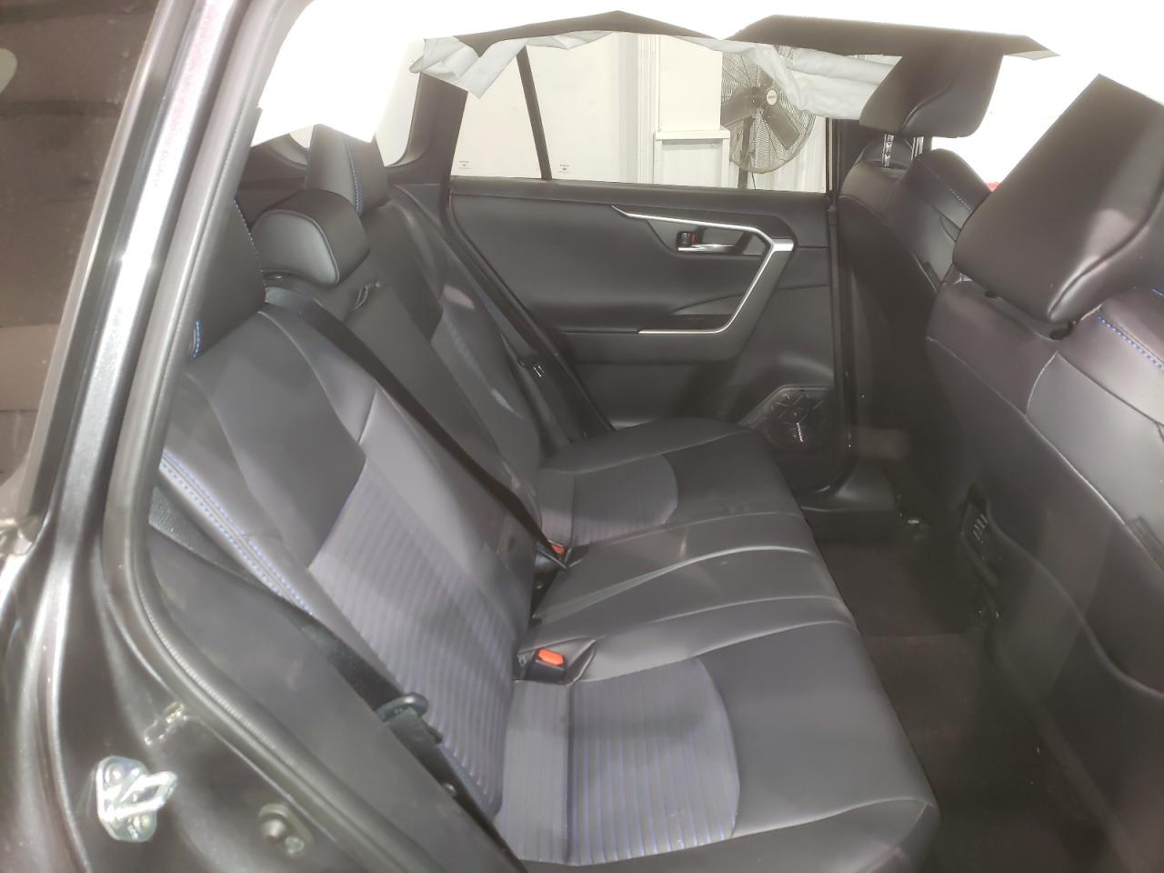 Photo 6 from auction – 2020 TOYOTA RAV4 XSE with VIN 2T3EWRFV9LW076800